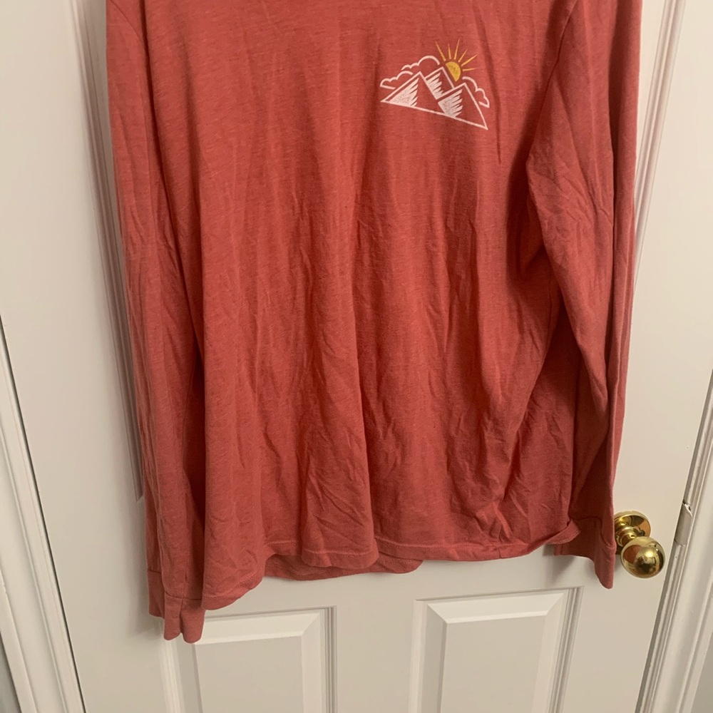 Long sleeve t-shirt to fit XL. It is in excellent condition